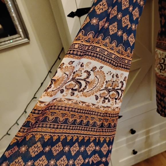 Elegant Women's Blue and Tan Patterned Blouse - Picture 4 of 7